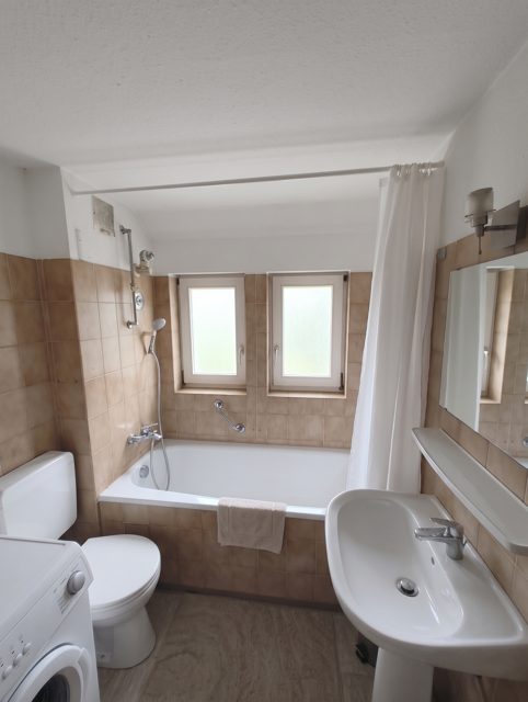 Wohnberechtigungsschein erforderlich! 2-Zimmer Dachgeschosswohnung in Albstadt-Ebingen - Photo 1