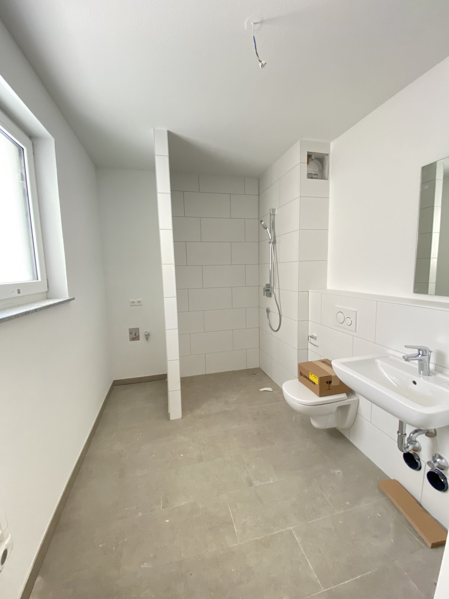 großes Badezimmer mit Fenster und WM-Anschluss