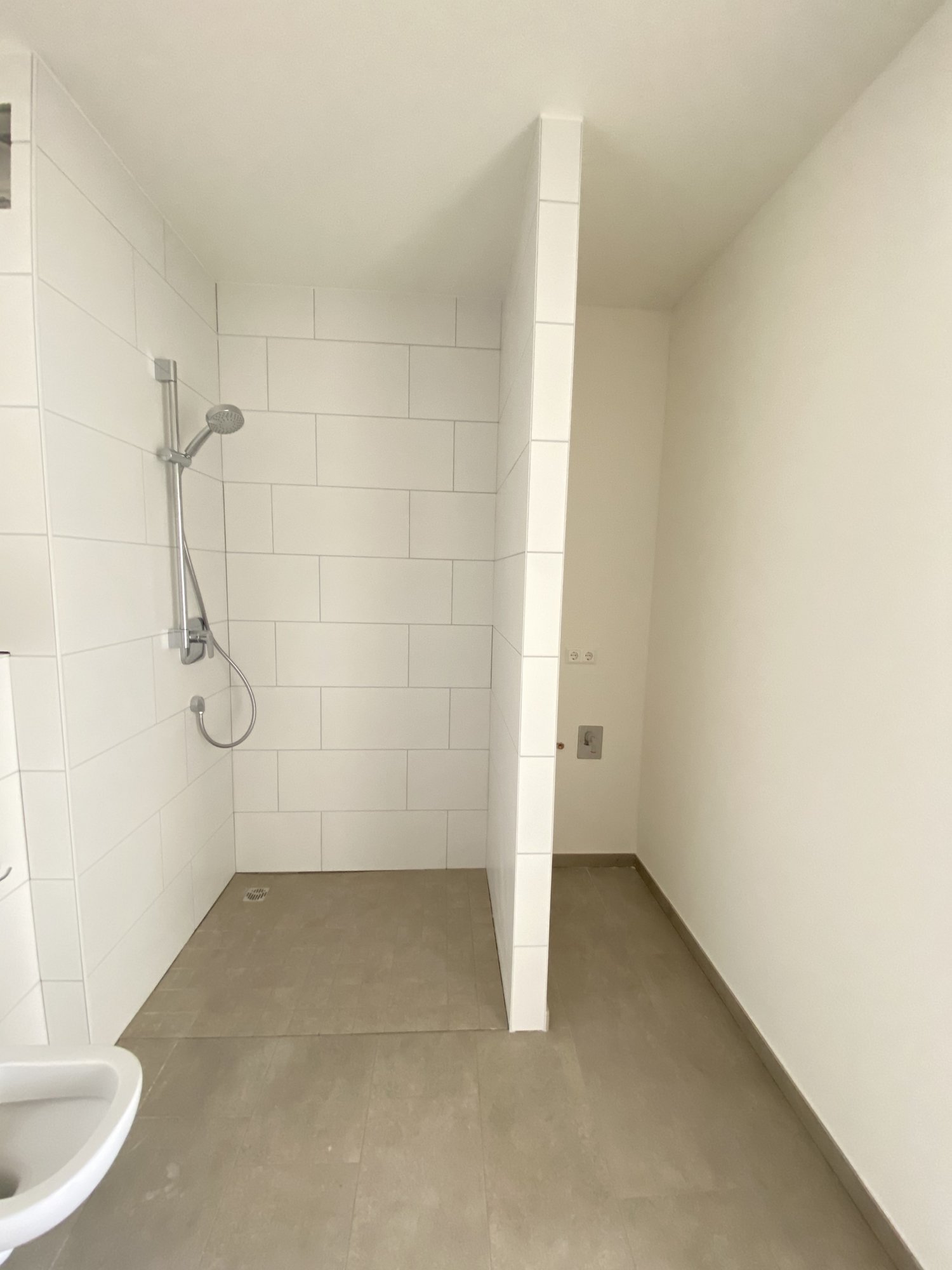 Bad mit Dusche und WM-Anschluss