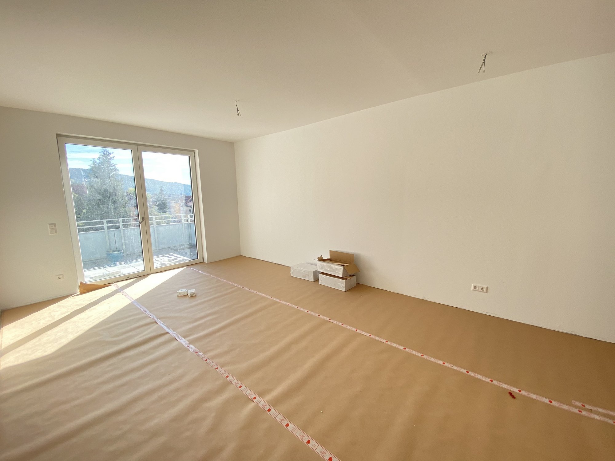 heller Wohnbereich mit Zugang auf den Balkon