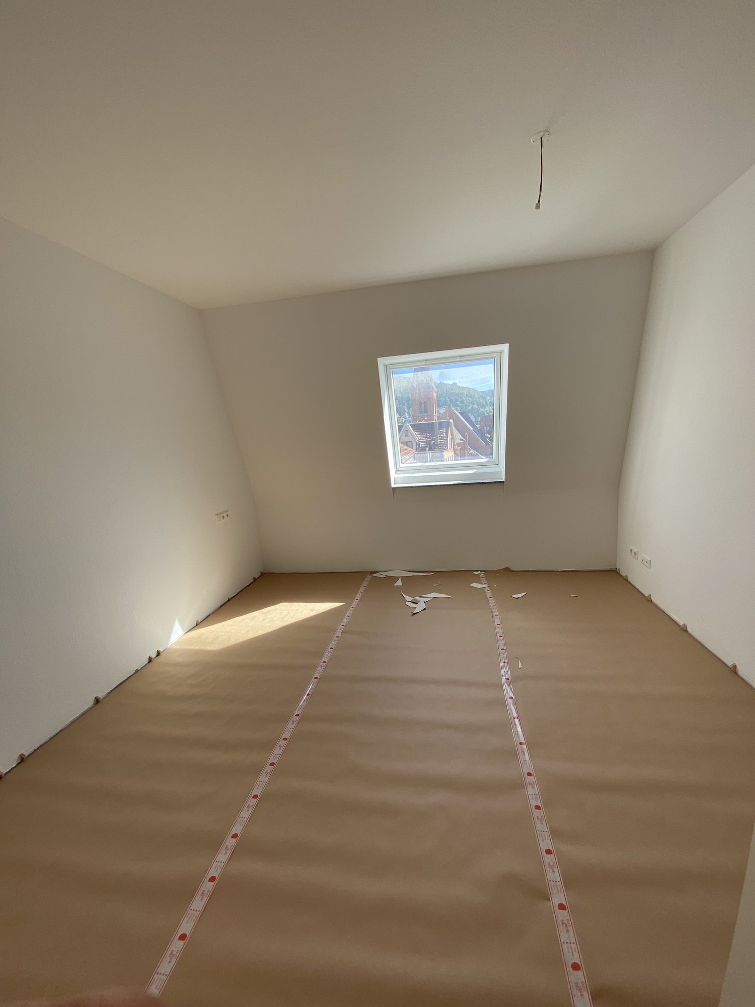 großes Schlafzimmer mit Blick auf die Kirche