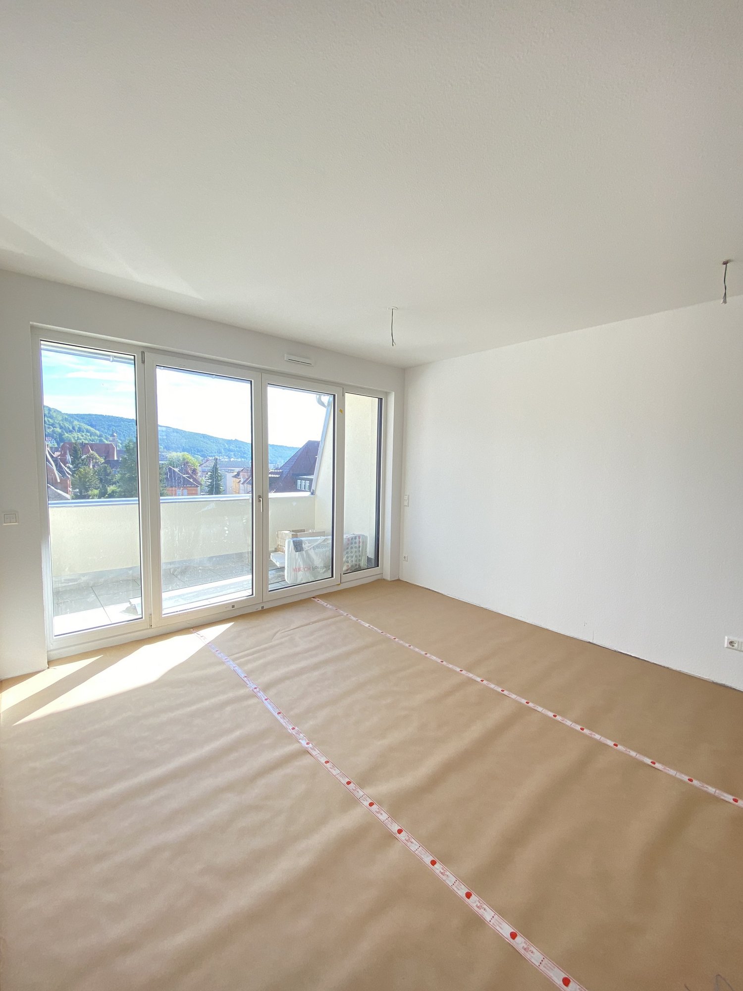 Wohnbereich mit großer Fensterfront