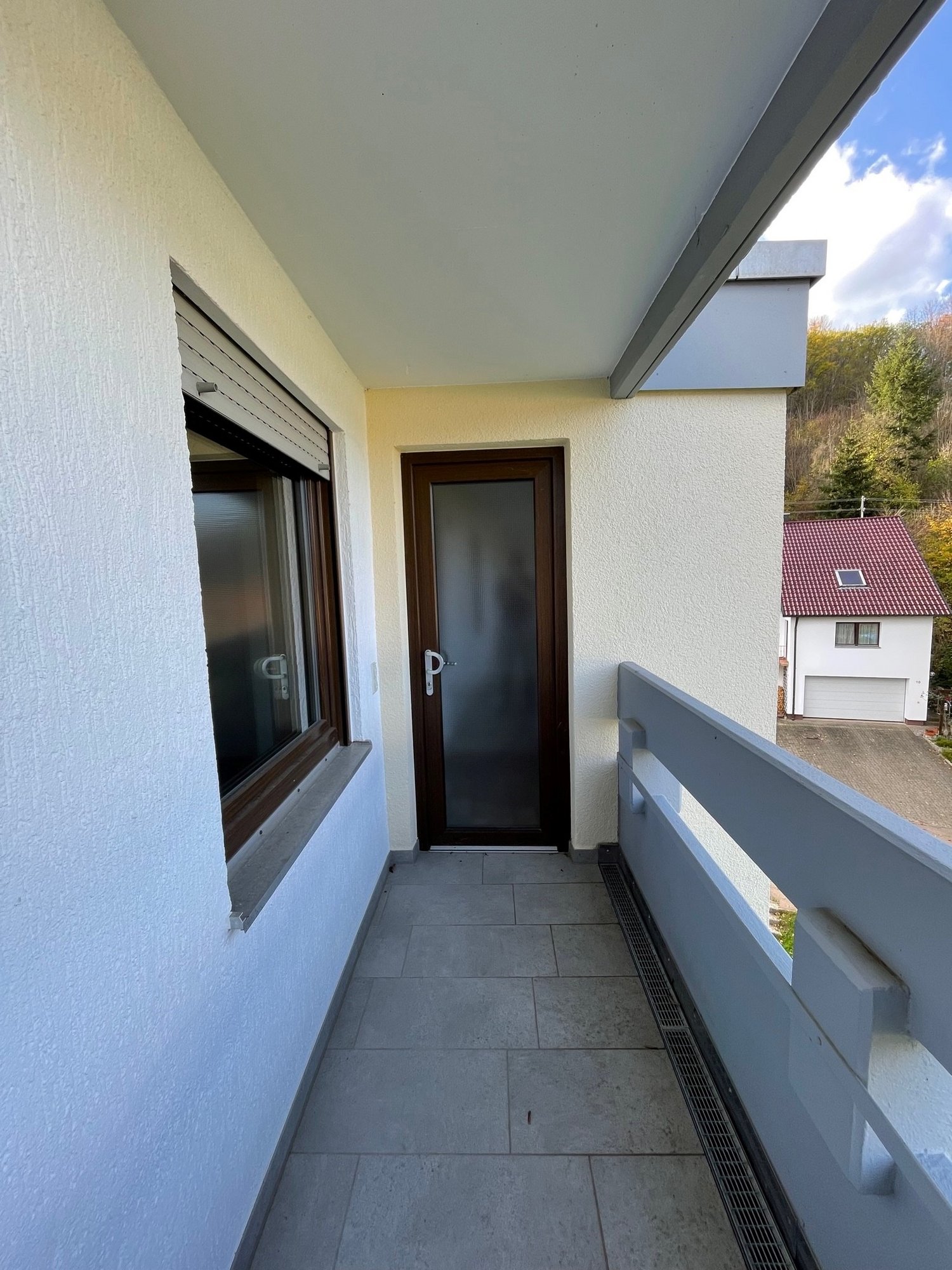 Laubengang mit Wohnungseingangstür