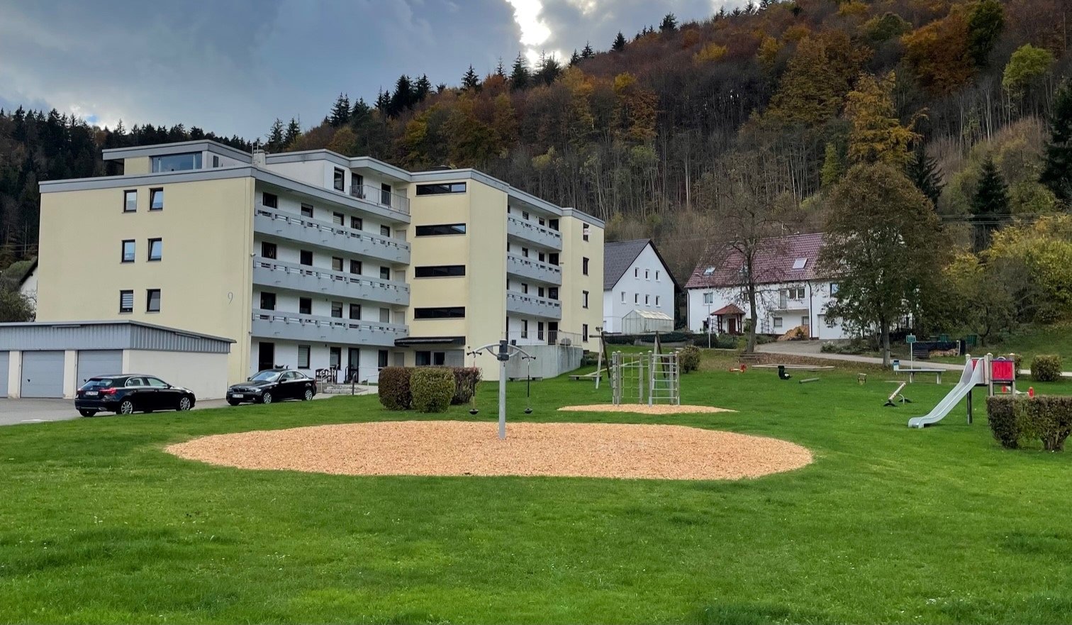 Hausansicht inkl. Spielplatz
