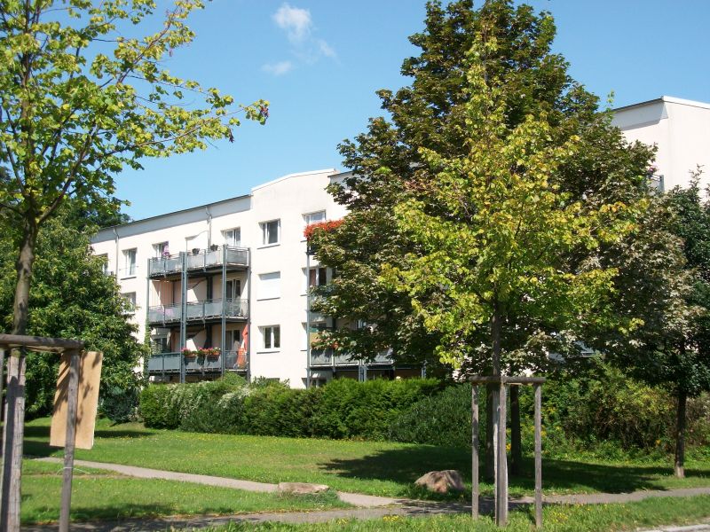 Hausansicht mit Grünanlage