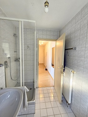 Badezimmer mit Dusche