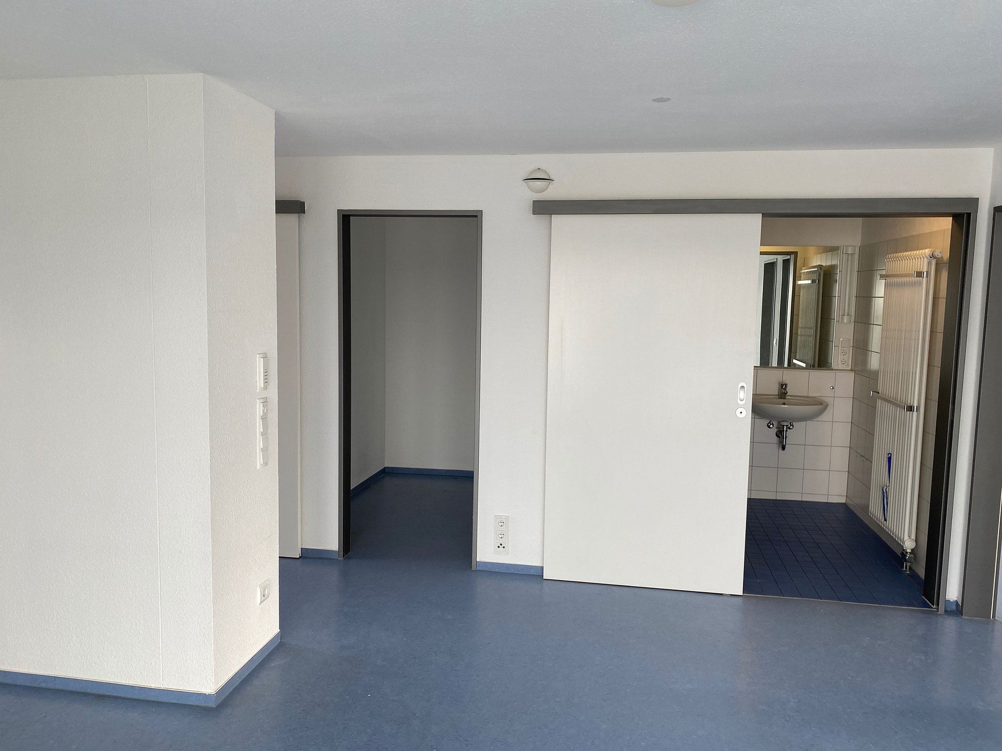 Wohnzimmer Richtung Abstellraum und Bad